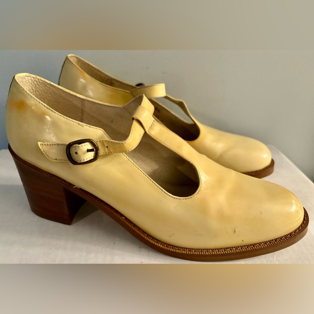 GAP SHOES Patent Tribeca T-Strap Cream Size 8.5